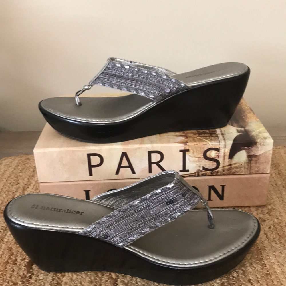🔵 Naturalizer 🔵…Women’s 8.5…Silver Squinted Wedge Flip Flops/Sandals!